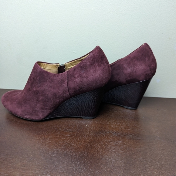 Clarks Artisan Woman's 9M Wine Burgandy Suede Artisan Wedge Shoes Side Zip - Picture 3 of 7